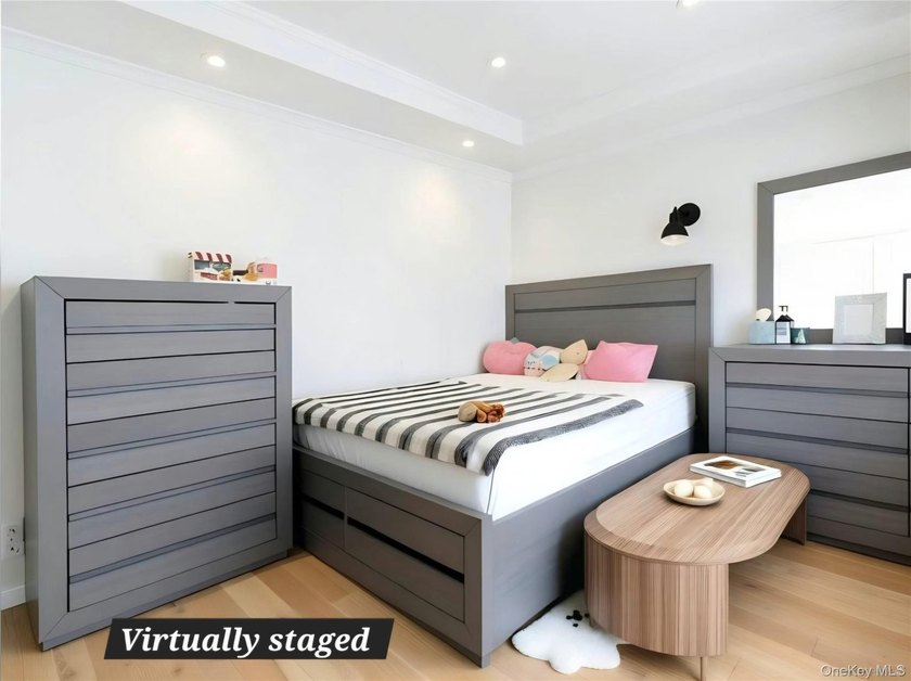 Renovated in 2020. 3 Bedrooms,1 Full Bath Cozy Colonial Zoned in - photo 2