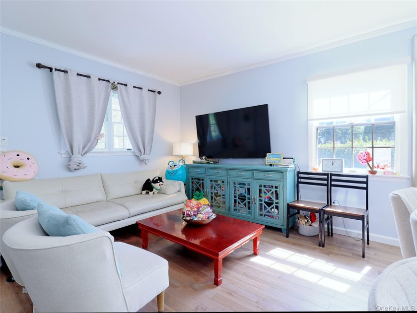 Renovated in 2020. 3 Bedrooms,1 Full Bath Cozy Colonial Zoned in - photo 10