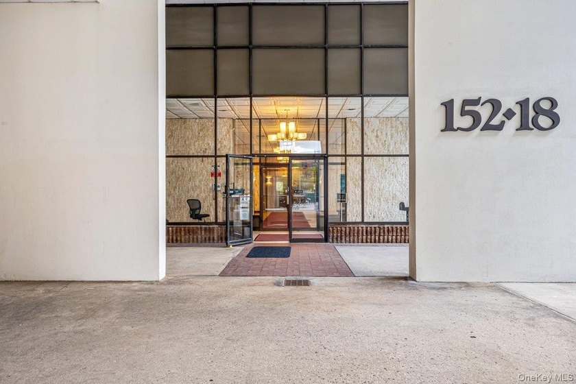 Brand new renovations in this 2 bedroom/ 2 bathroom in the - photo 2