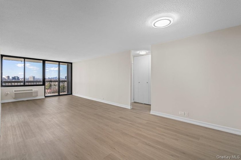 Brand new renovations in this 2 bedroom/ 2 bathroom in the - photo 5