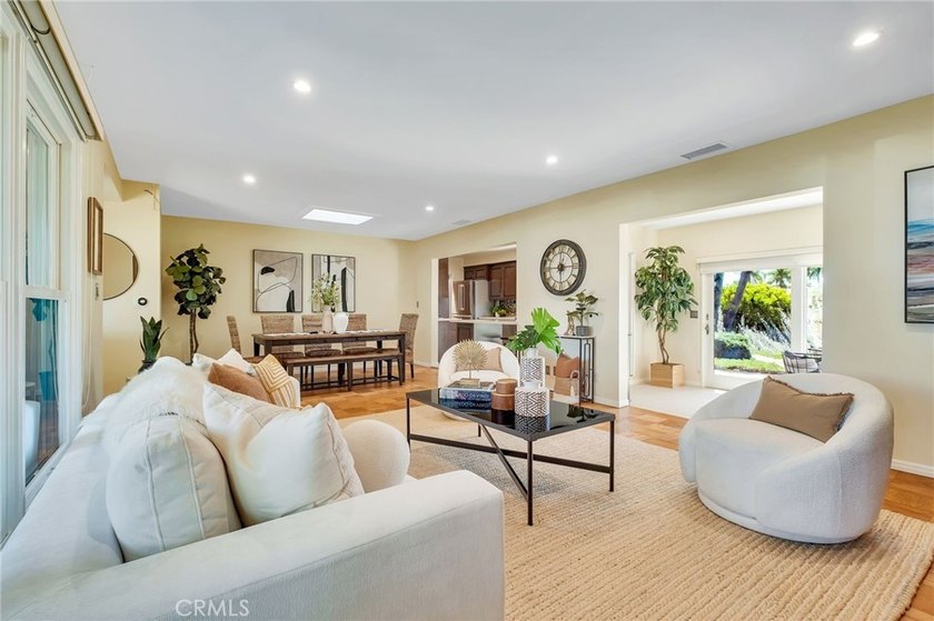 Love at first sight! A welcoming open-concept floorpan greets - photo 11