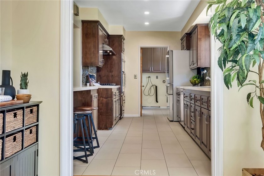 Love at first sight! A welcoming open-concept floorpan greets - photo 17