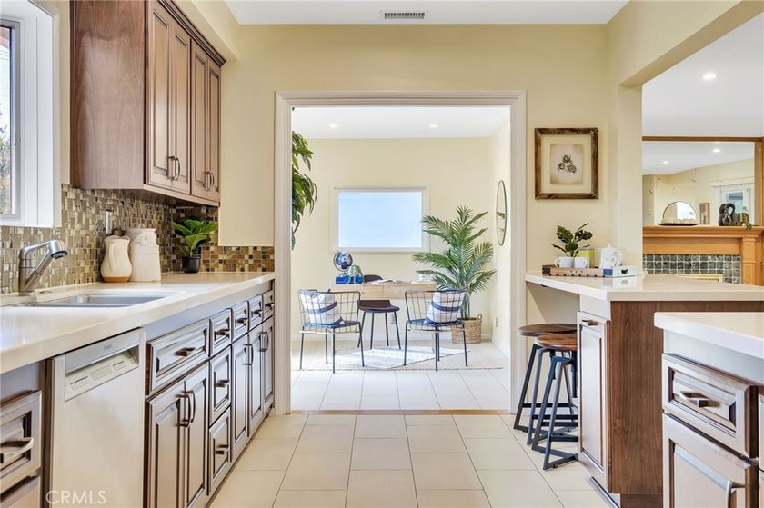 Love at first sight! A welcoming open-concept floorpan greets - photo 22