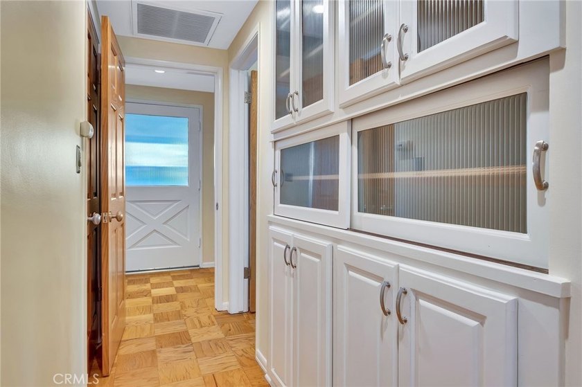 Love at first sight! A welcoming open-concept floorpan greets - photo 24