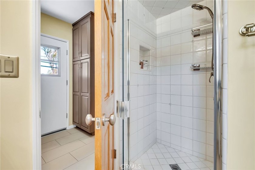 Love at first sight! A welcoming open-concept floorpan greets - photo 26