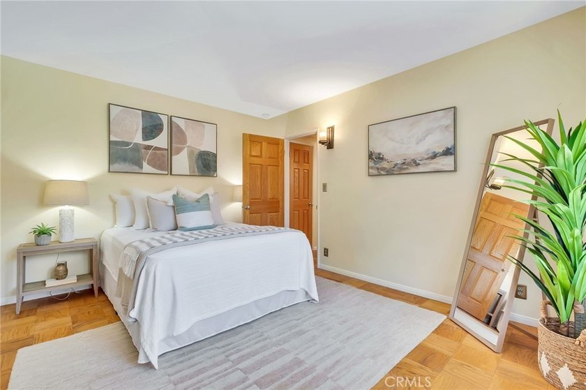 Love at first sight! A welcoming open-concept floorpan greets - photo 27
