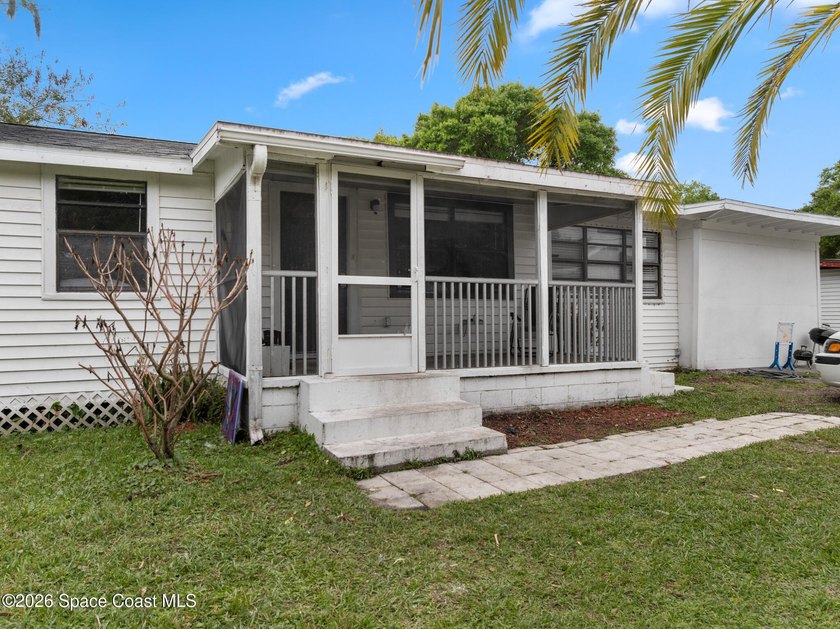 INVESTOR OR FIRST TIME HOME BUYERS! FHA QUALIFIED! This home - photo 3