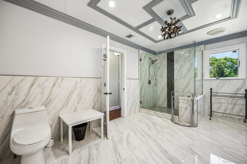 Stunning 5-bedroom, 3.5-bathroom Colonial situated on an - photo 23