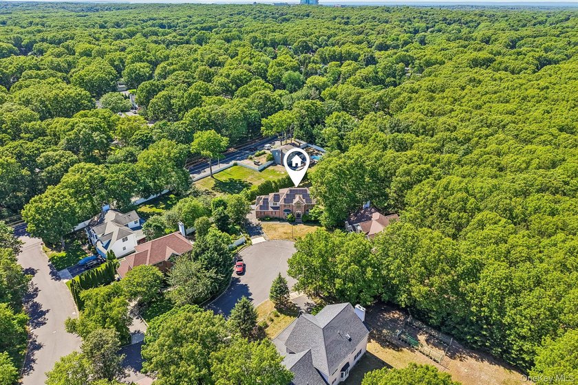 Stunning 5-bedroom, 3.5-bathroom Colonial situated on an - photo 24