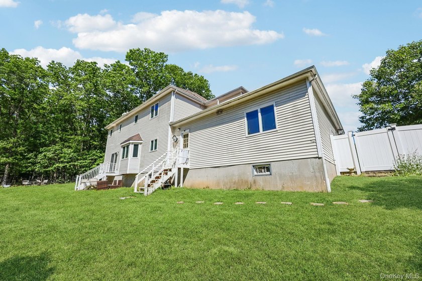 Stunning 5-bedroom, 3.5-bathroom Colonial situated on an - photo 26