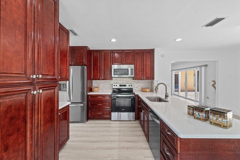 Charming guard gated community in East Boca, 1 1/2 miles to - photo 26
