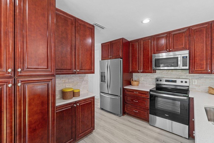 Charming guard gated community in East Boca, 1 1/2 miles to - photo 27