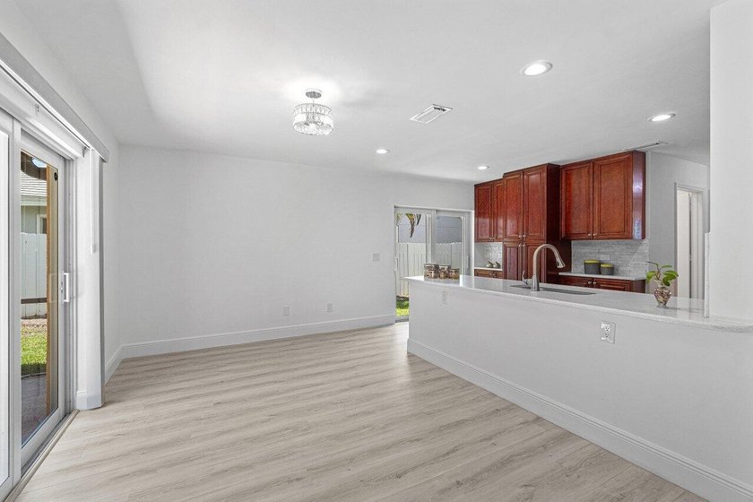 Charming guard gated community in East Boca, 1 1/2 miles to - photo 31