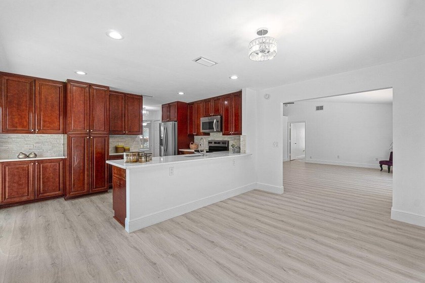 Charming guard gated community in East Boca, 1 1/2 miles to - photo 32
