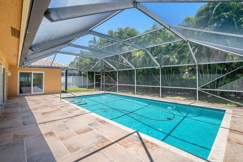 Charming guard gated community in East Boca, 1 1/2 miles to - photo 34