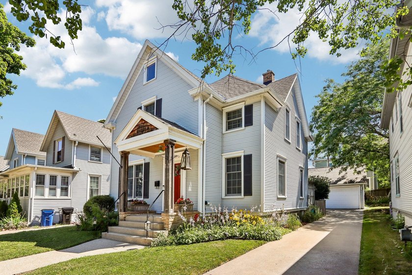 Charming 3-bedroom, 1.5-bath Colonial located just minutes from - photo 2