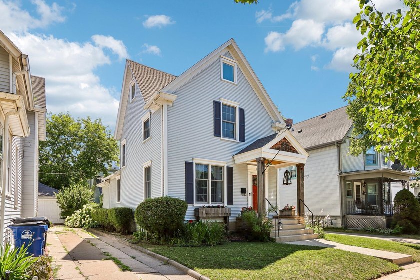 Charming 3-bedroom, 1.5-bath Colonial located just minutes from - photo 3