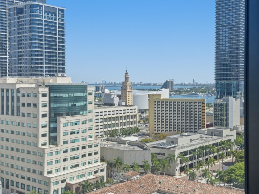 Perched on the 20th floor, this newly completed one-bedroom - photo 40