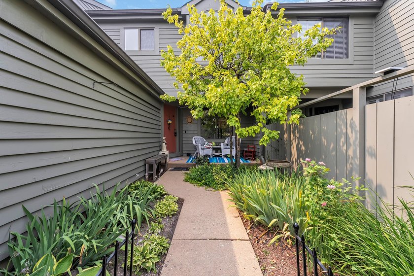 Golf Course View! Beautifully updated three-level Kensington - photo 2