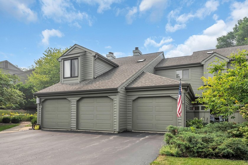 Golf Course View! Beautifully updated three-level Kensington - photo 3