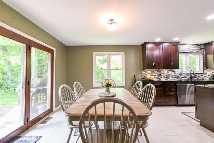 Dining room has patio doors to the rear deck - photo 7