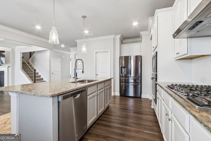 Welcome to this exquisite home situated in the White Oak Park at - photo 33