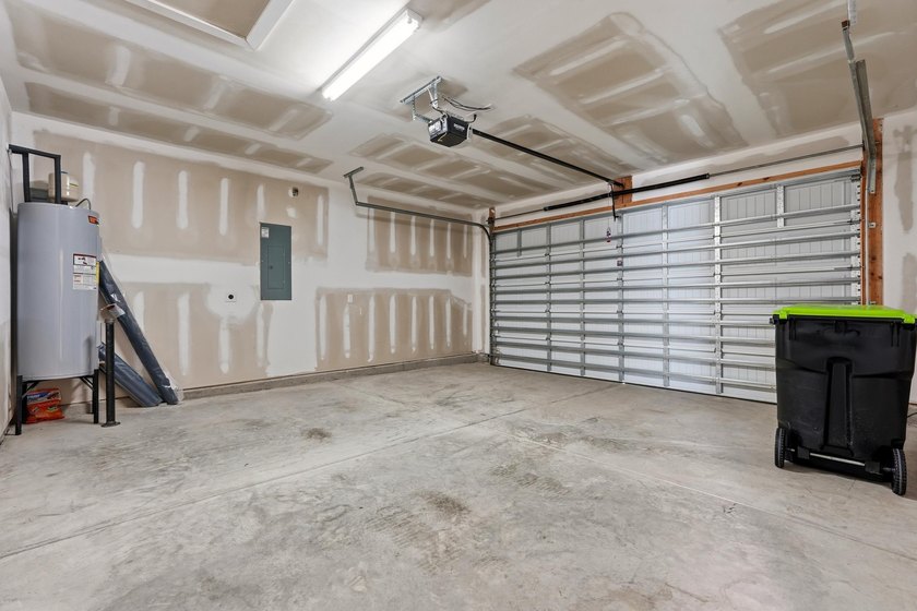 Welcome to this beautifully maintained 3-bedroom, 2-bath home - photo 21