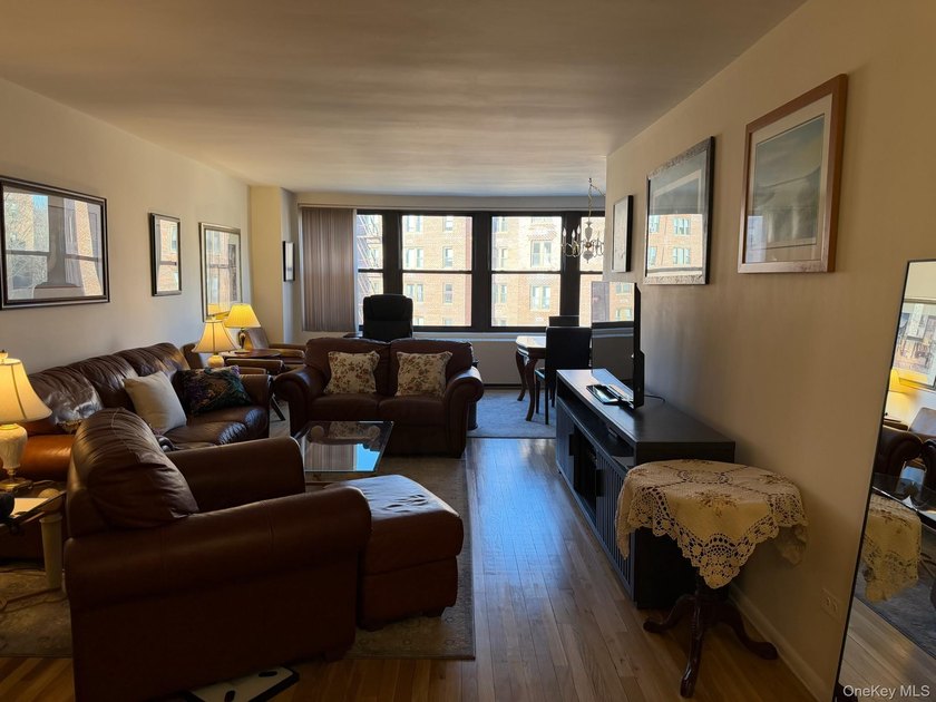 Deeded 1 Car Parking Included! Very Sunny and Spacious Corner - photo 4