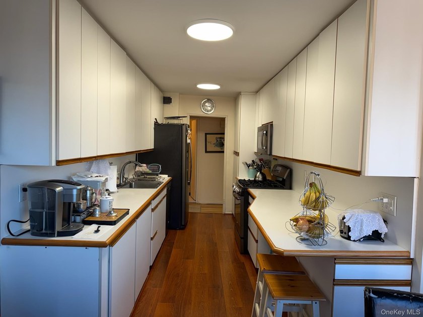 Deeded 1 Car Parking Included! Very Sunny and Spacious Corner - photo 8