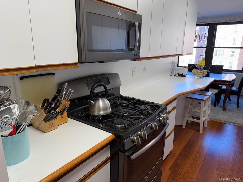 Deeded 1 Car Parking Included! Very Sunny and Spacious Corner - photo 9