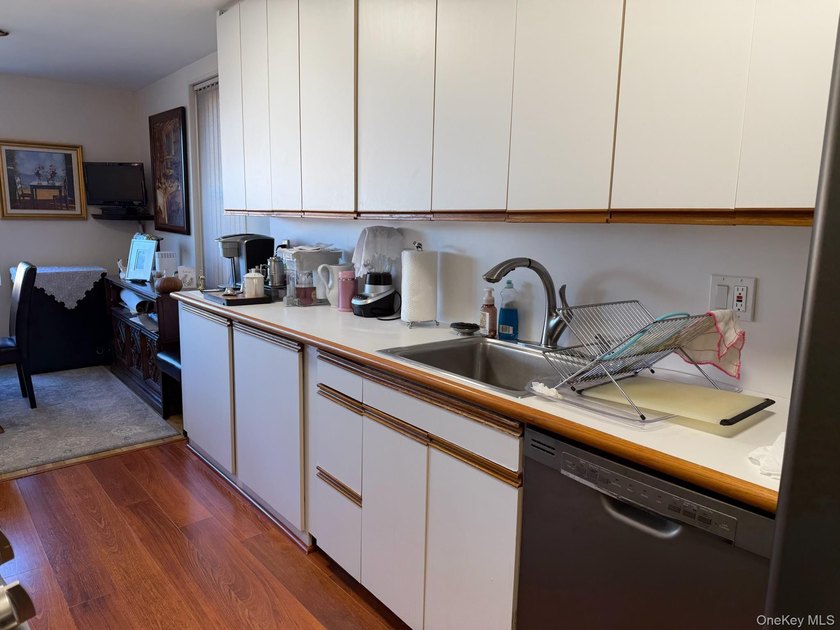 Deeded 1 Car Parking Included! Very Sunny and Spacious Corner - photo 10