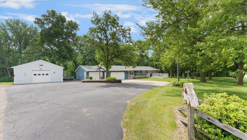 Welcome to this spacious 4-bedroom, 3-bath rambler just minutes - photo 2