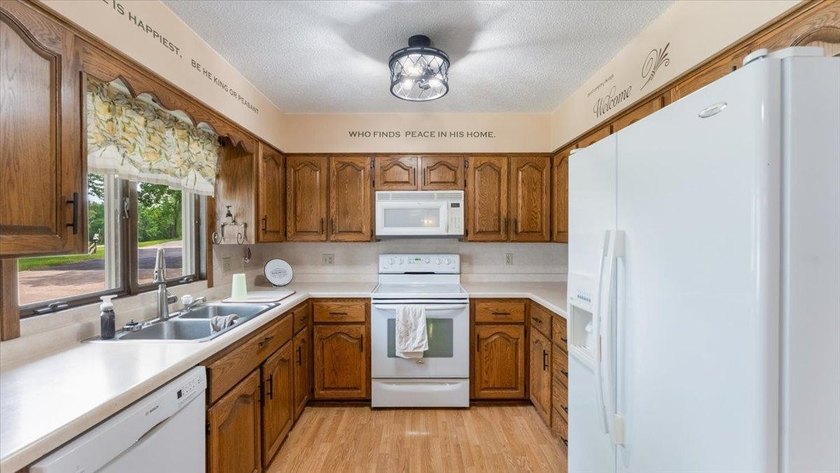 Welcome to this spacious 4-bedroom, 3-bath rambler just minutes - photo 8