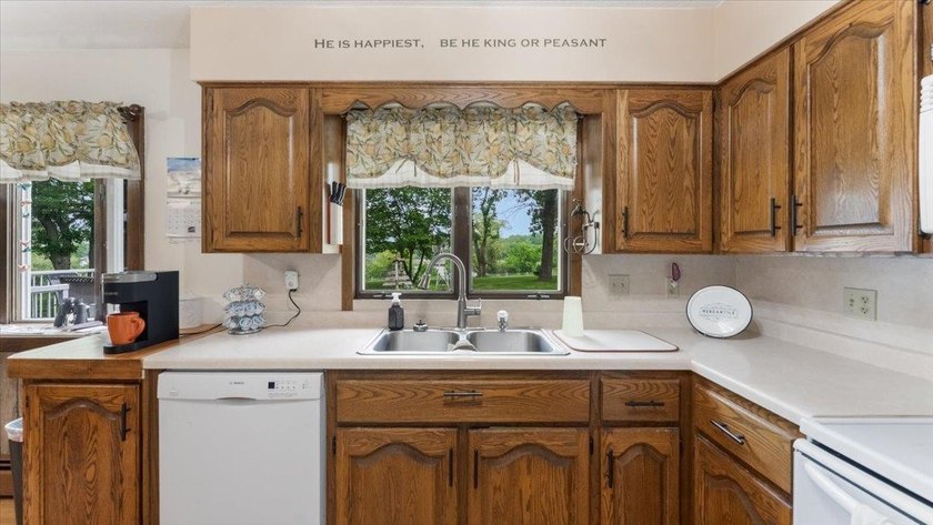 Welcome to this spacious 4-bedroom, 3-bath rambler just minutes - photo 9