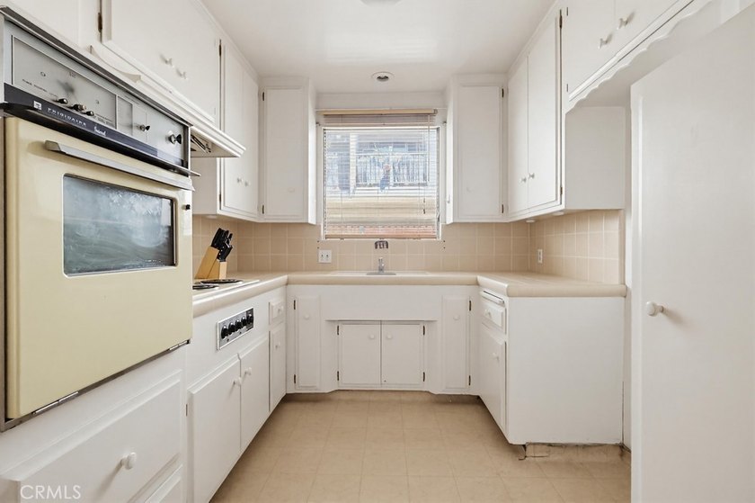 Don't miss this cute 1 bedroom, 1 bath condo, 3 blocks from the - photo 23