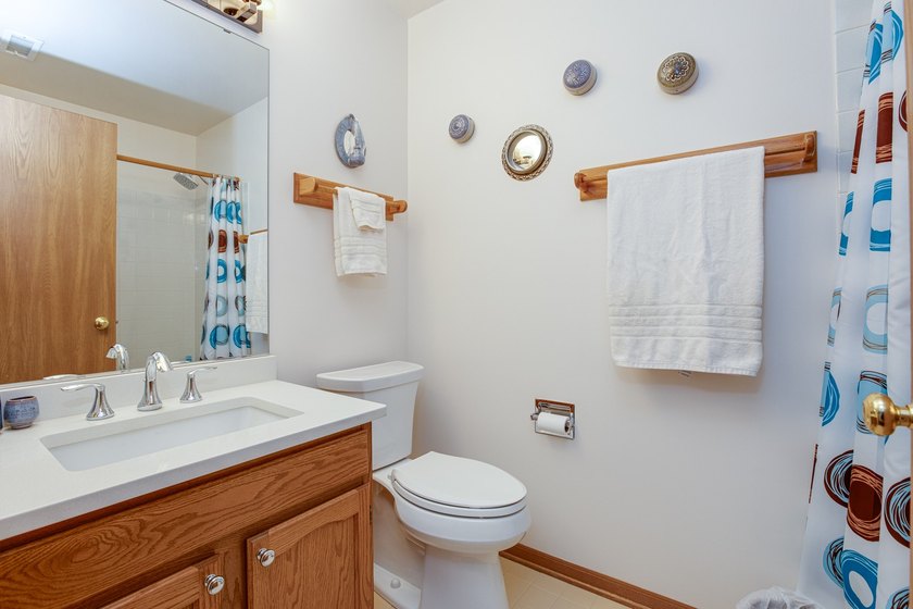 Beautifully updated and move-in ready condo in the desirable - photo 13