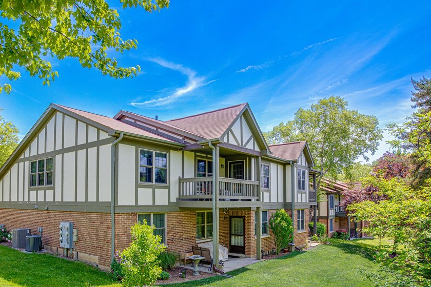 Beautifully updated and move-in ready condo in the desirable - photo 14