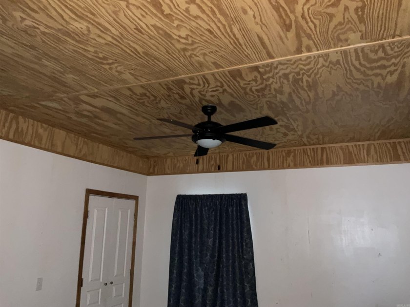 MOTIVATED SELLER !!!! Corner Lot Super cute home with a metal - photo 21