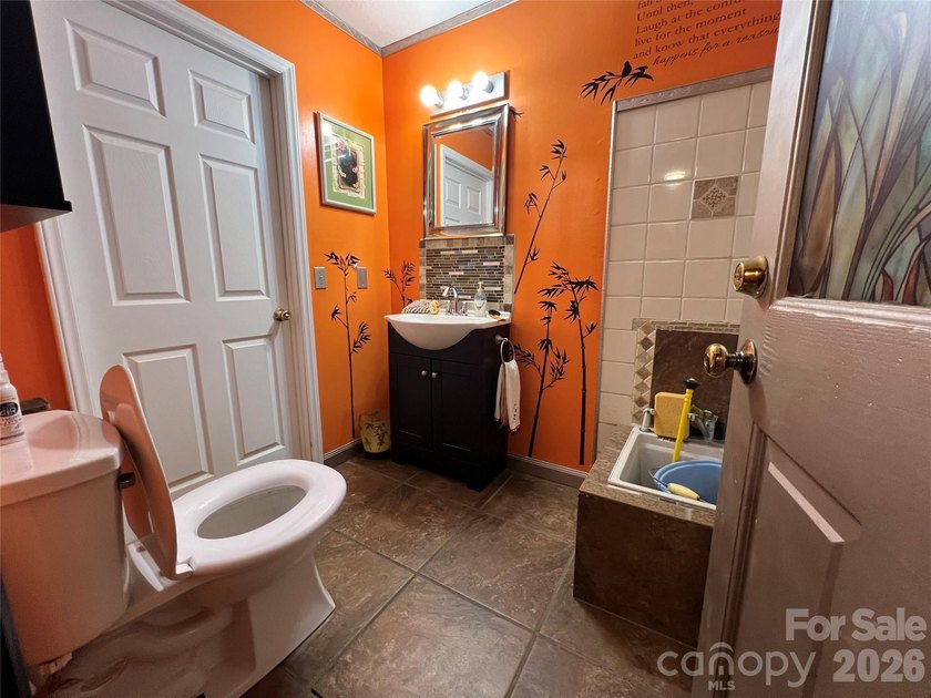 Looking for a big home with lots of space and storage? Here it - photo 17