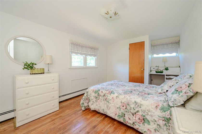 Meticulously maintained by the owner, this classic Cape - photo 18