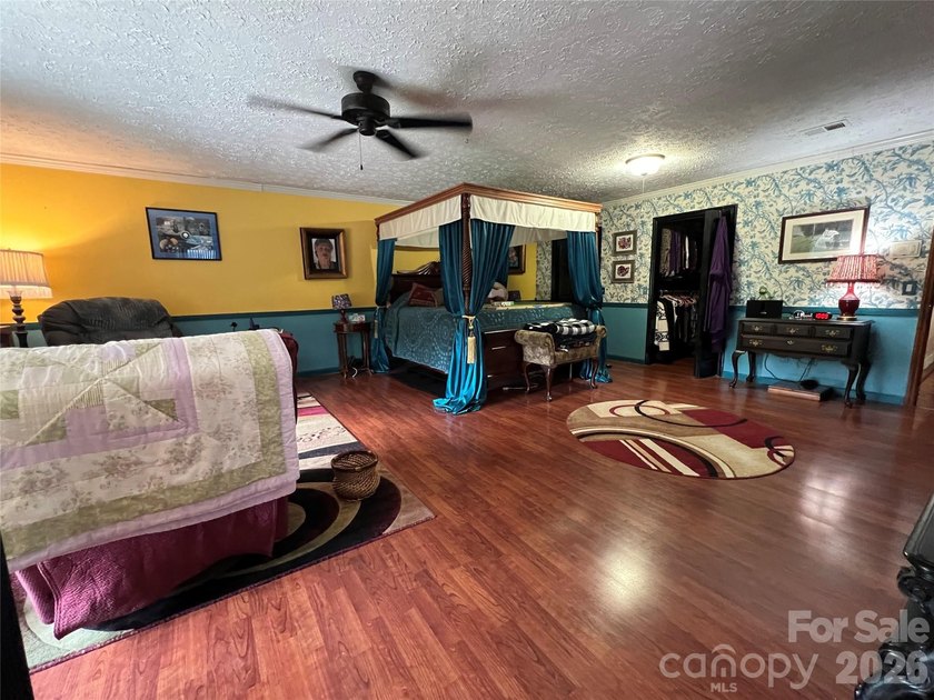 Looking for a big home with lots of space and storage? Here it - photo 23