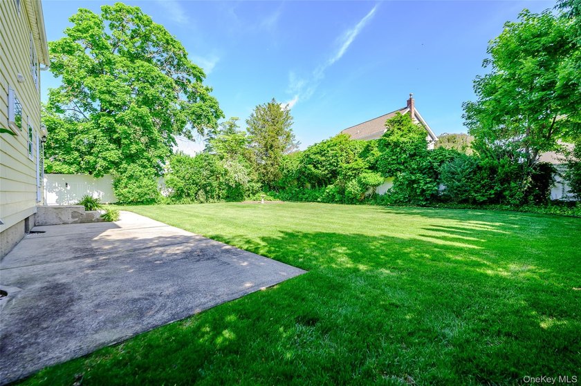 Meticulously maintained by the owner, this classic Cape - photo 24