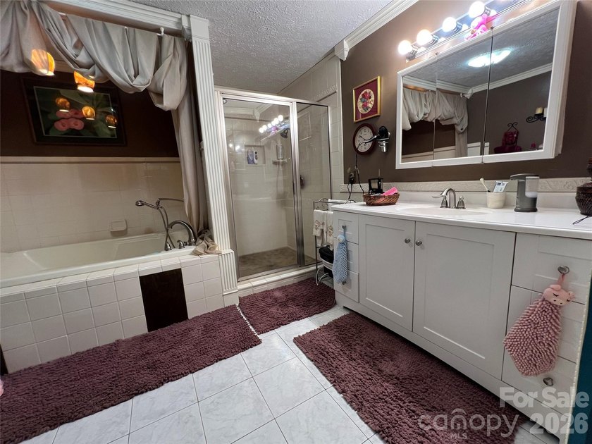 Looking for a big home with lots of space and storage? Here it - photo 26