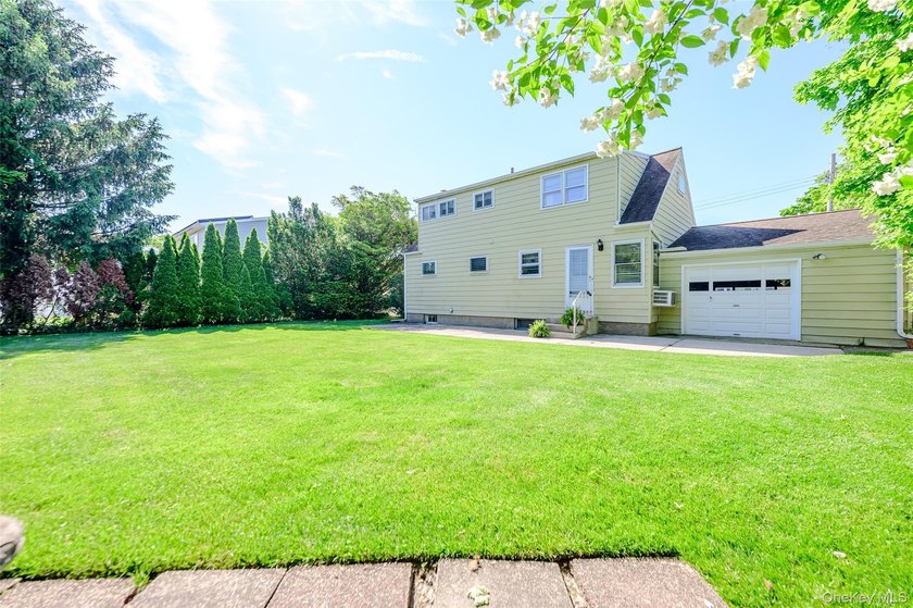 Meticulously maintained by the owner, this classic Cape - photo 27