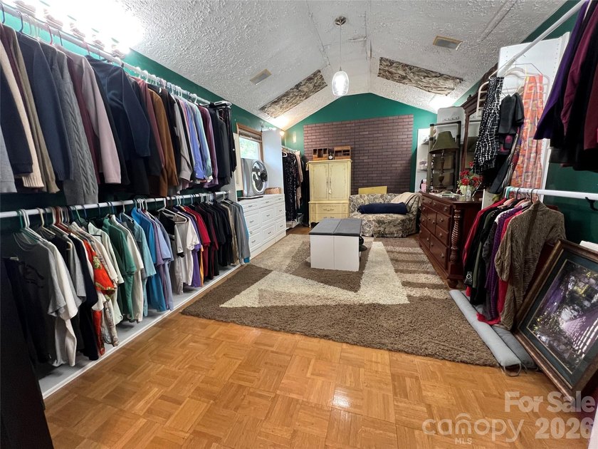 Looking for a big home with lots of space and storage? Here it - photo 31