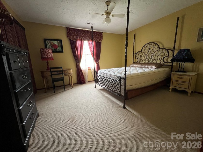 Looking for a big home with lots of space and storage? Here it - photo 36