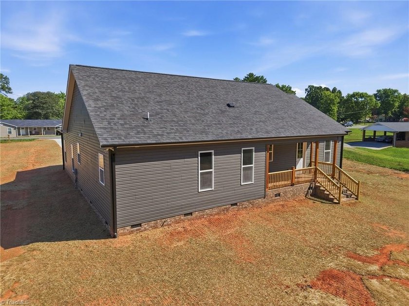 BUILDER IS OFFERING $5,000 TOWARDS THE BUYERS CLOSING COST WITH - photo 37