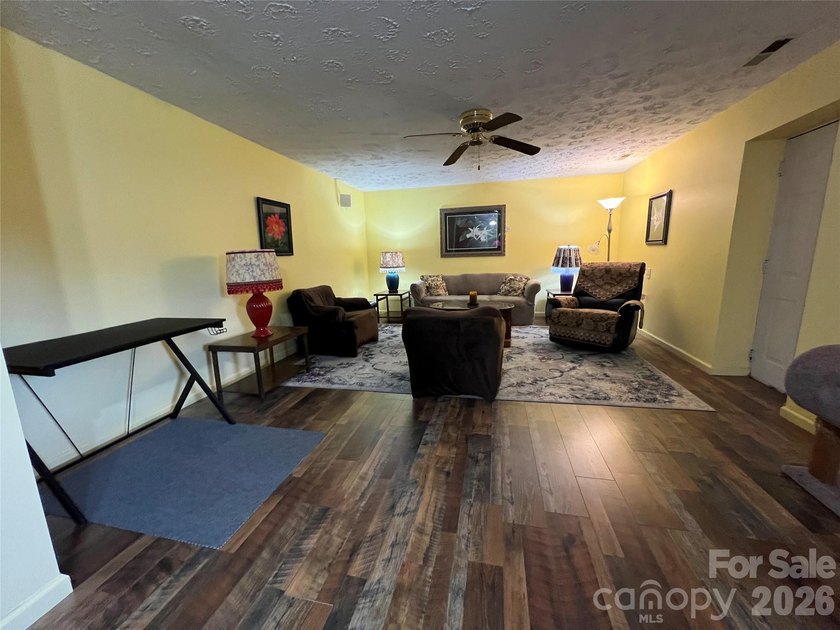 Looking for a big home with lots of space and storage? Here it - photo 39