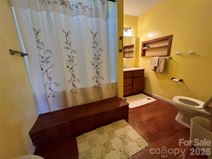 Looking for a big home with lots of space and storage? Here it - photo 40