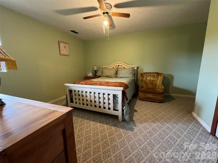 Looking for a big home with lots of space and storage? Here it - photo 41